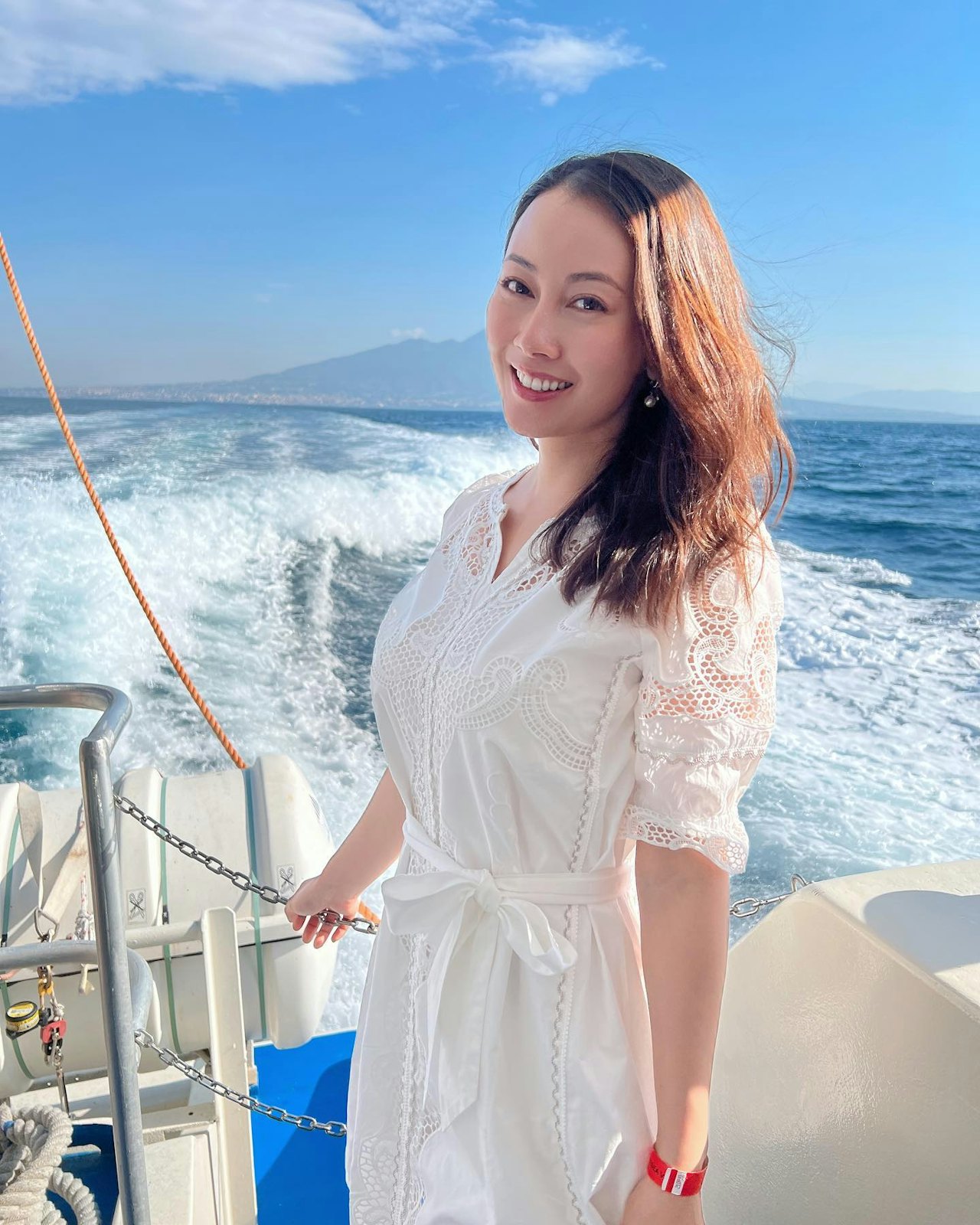 40岁港姐晒海景新居,在阳台喝下午茶好惬意,自曝单身还在找对象