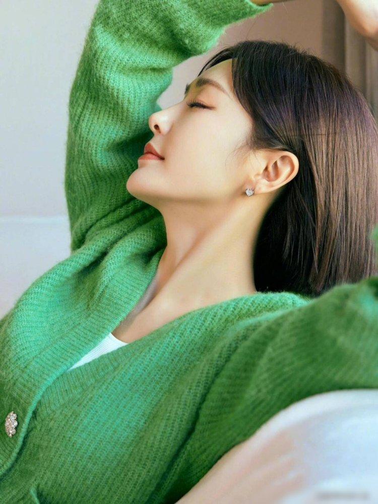 44岁秦岚松弛感穿搭，原来不露腰、不露腿的穿法，也很时尚洋气