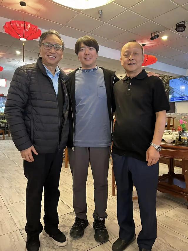 42岁郎朗在美国吃川菜，打扮朴素土气，身材发福，毫无艺术家气质