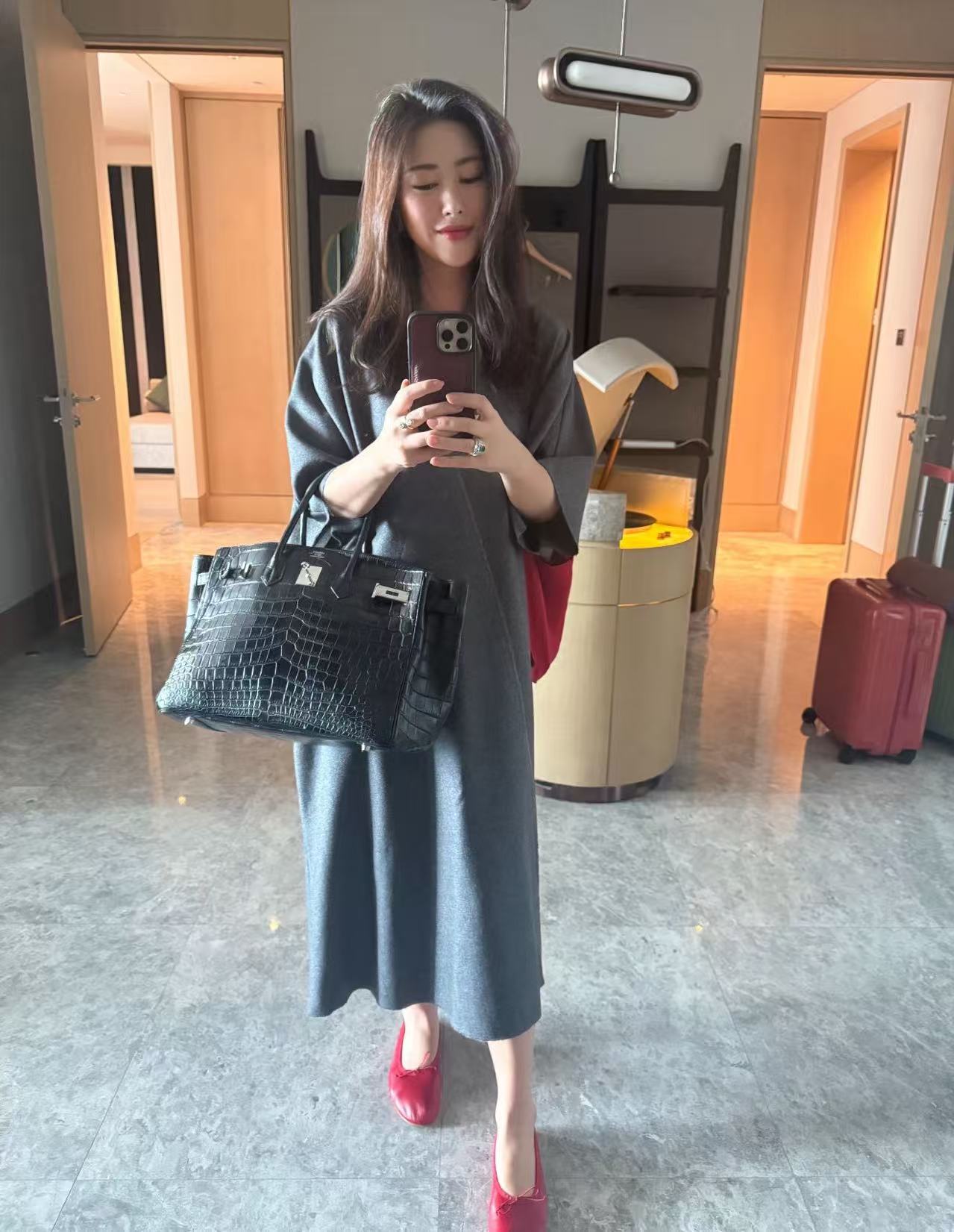 朱珠飞四川出差!拎60万爱马仕住快捷酒店,该省省该花花活得恣意