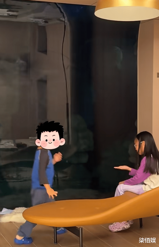 朱丹带娃度假，女儿掉牙流血，弟弟第一个跑去关心，姐弟感情真好