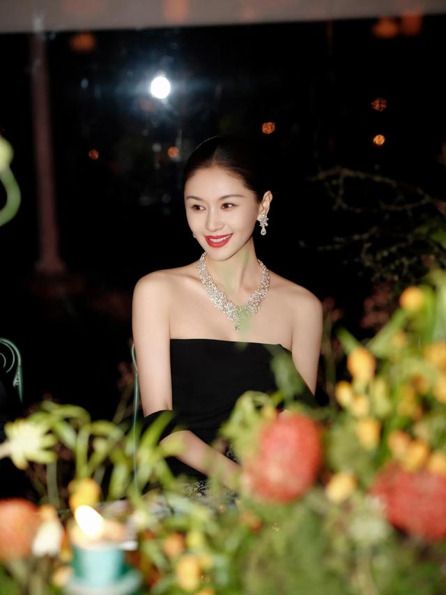 王子文，迪奥黑裙超A的