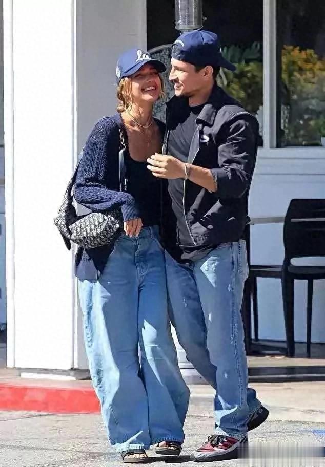 杰西卡·阿尔芭与小12岁男友出街撒糖，热恋氛围拉满