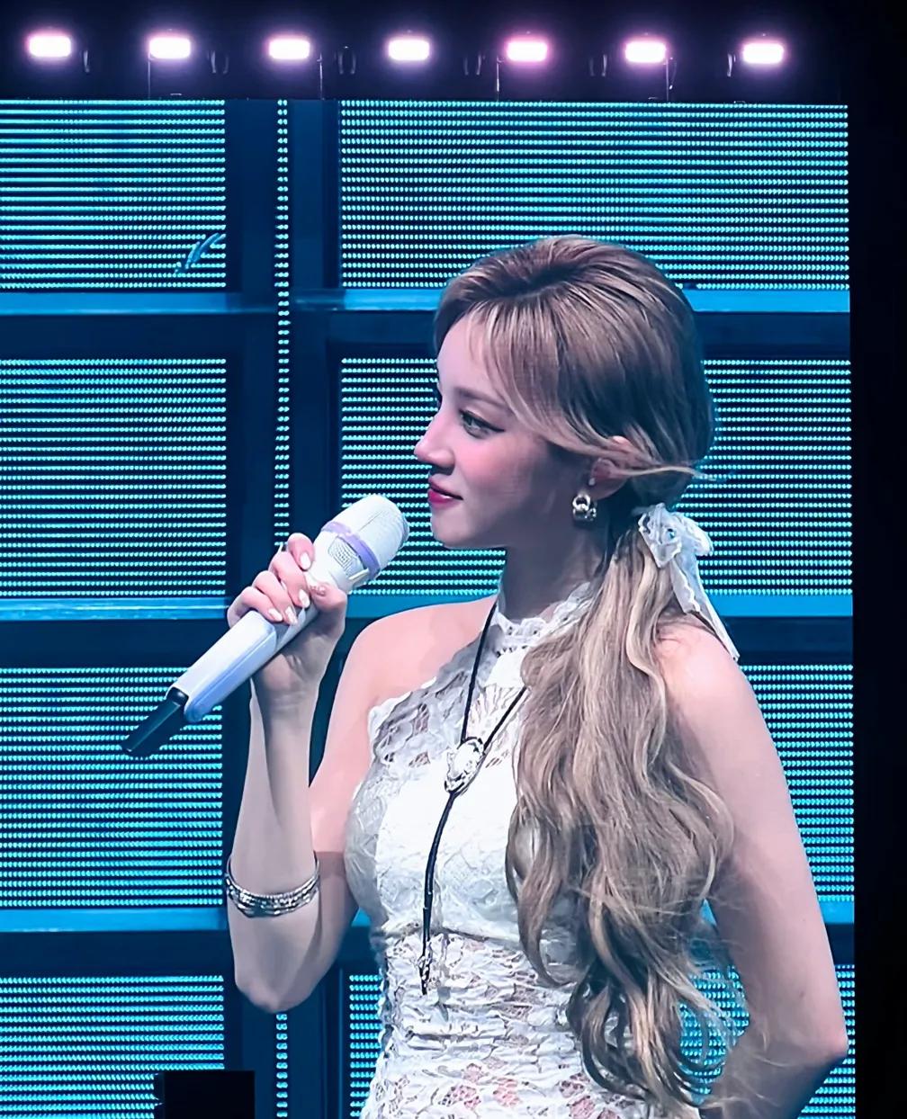 章子怡带俩孩子现身日本！10岁醒醒打扮很女团范儿，去追星宋雨琦