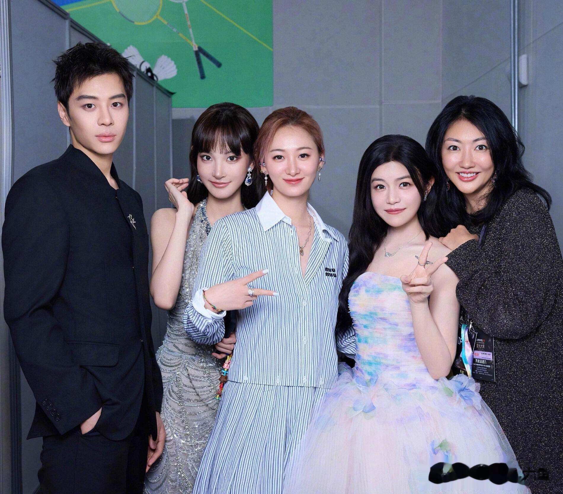 陈妍希分享星光大赏与众明星合照！搂着宋佳两位美女美得闪闪发光