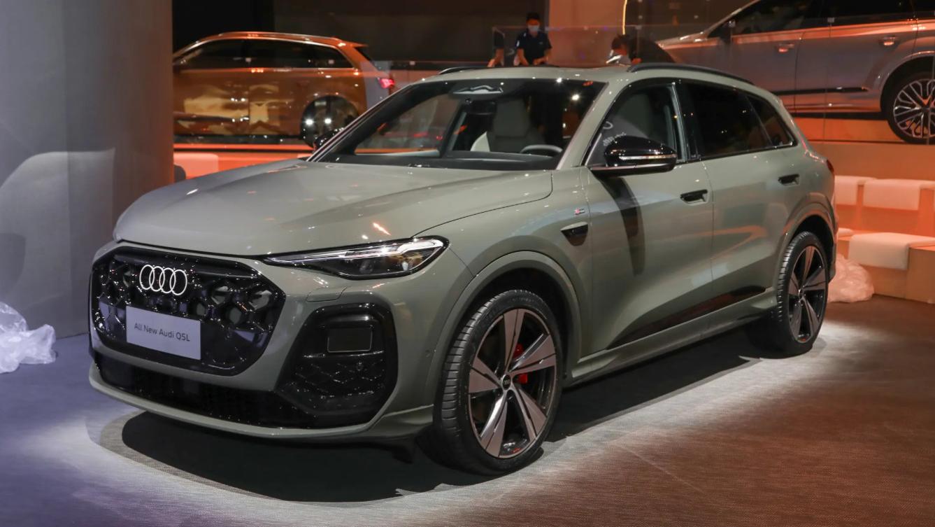 全新奥迪Q5L内饰改三屏，预售31.3万起，轴距2945mm，标配2.0T