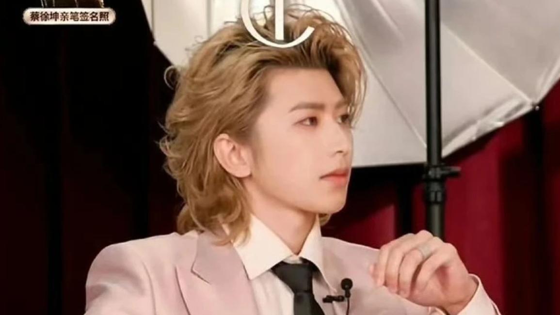 蔡徐坤露脸直播两次被封，品牌方解释英文太多，网友质疑复出失败