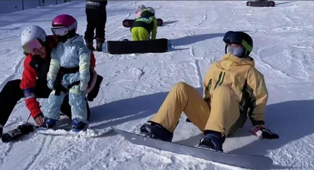 郑恺带妻女崇礼滑雪！5岁安娜一学就会，苗苗产后体寒穿10件棉衣