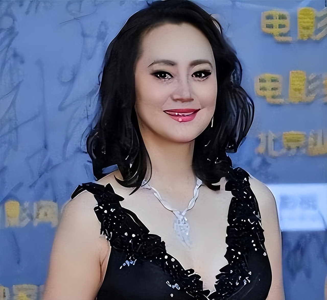 抛弃重病丈夫，甩掉著名导演，55岁再嫁比利时豪门的她现状怎样了