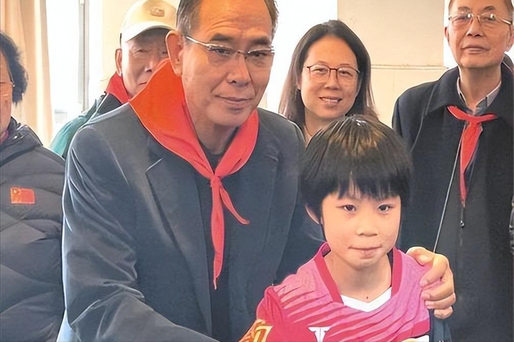 64岁蔡振华老婆，是我们熟悉的艺术家，如今演员儿子成两人的骄傲