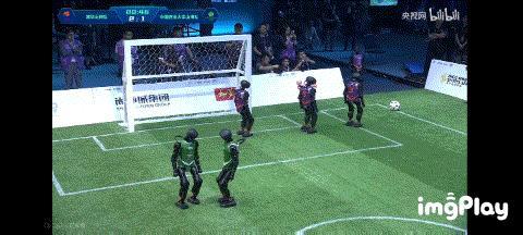 說倒就倒，假摔一流，首屆機器人足球賽歡樂多：有何意義？