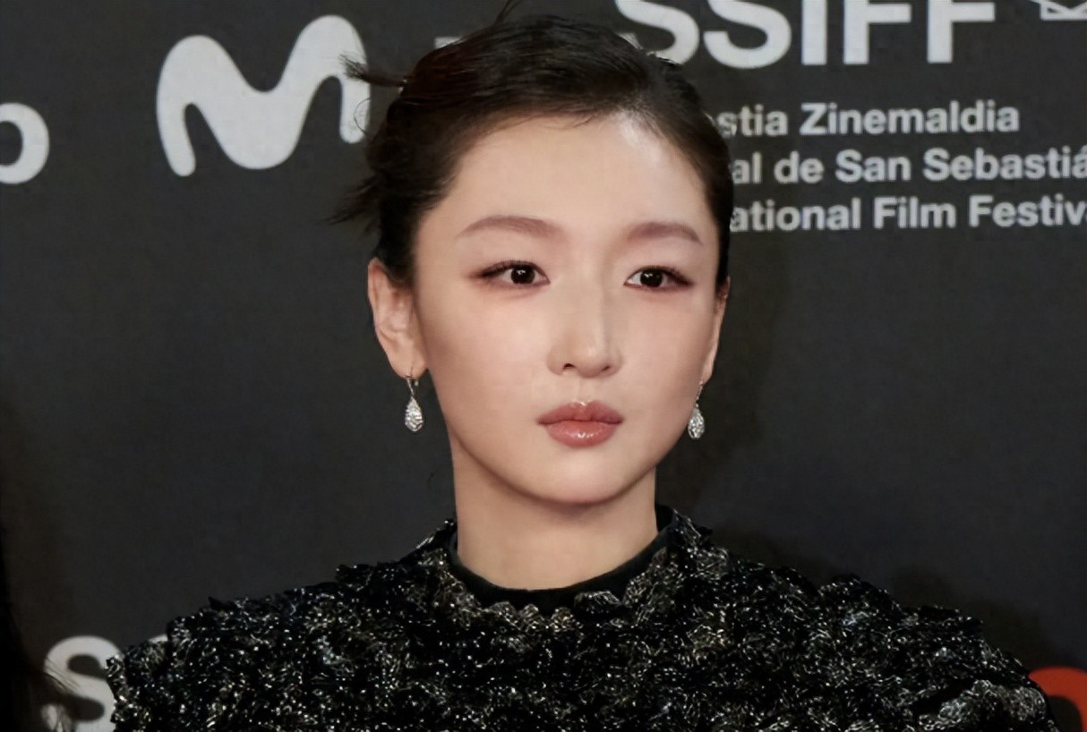 张艺谋也没想到，33岁“争议缠身”的周冬雨，竟走上一条上坡路