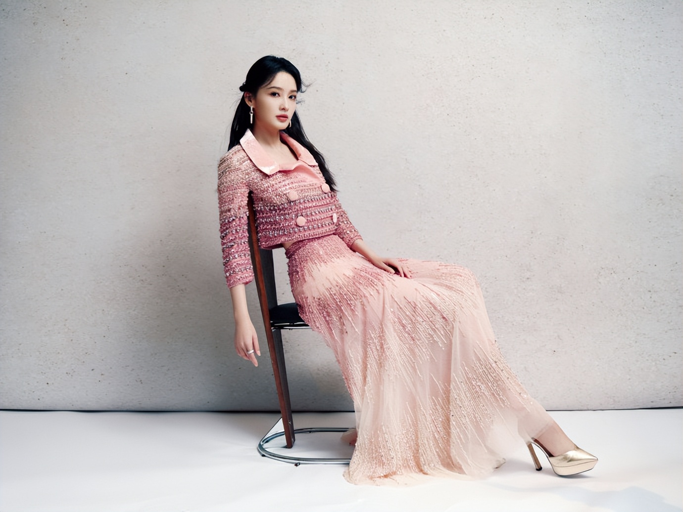 李沁穿粉色镶钻高定剧宣!妆容满分笑如公主,《一笑随歌》太出圈