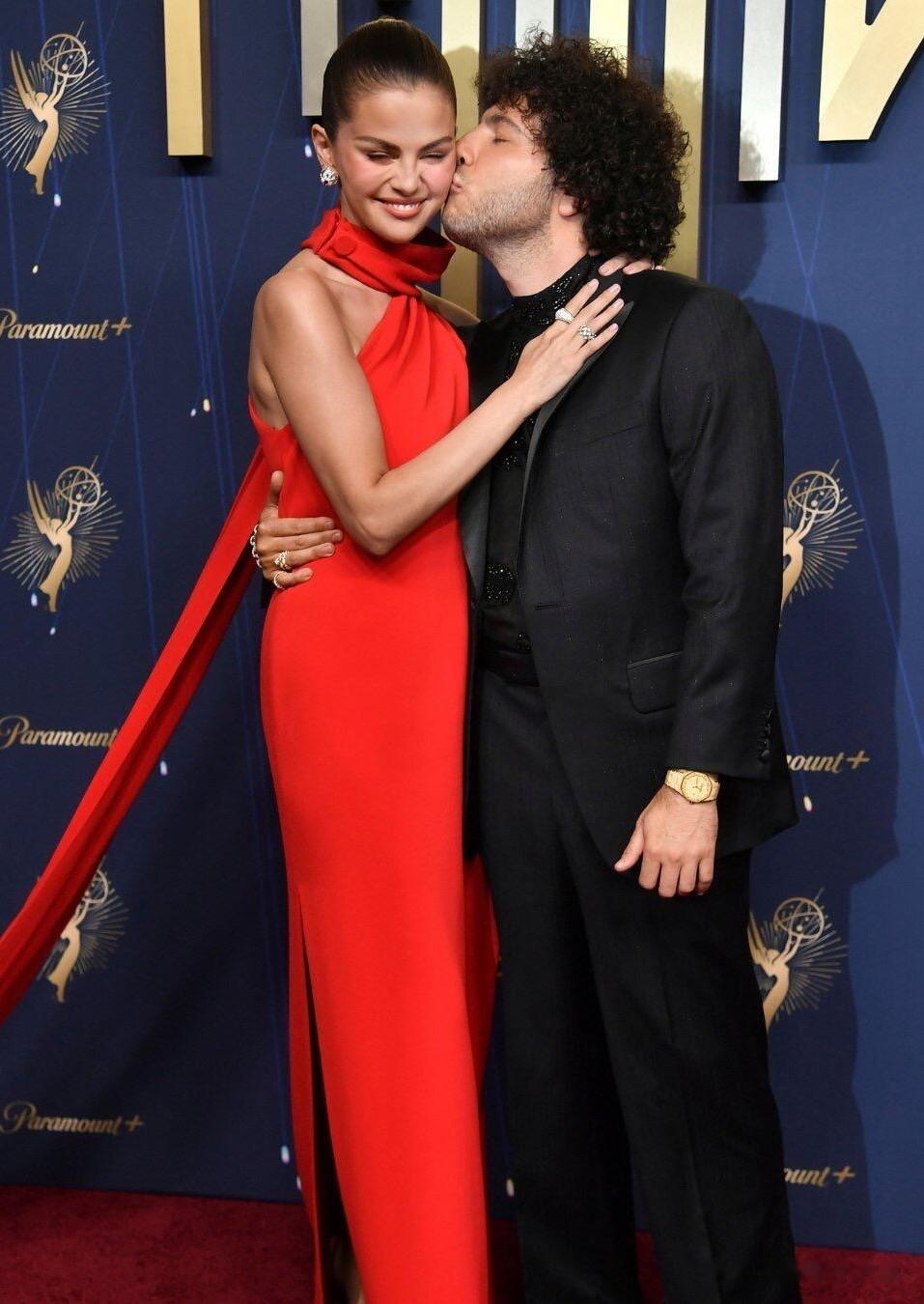 赛琳娜和未婚夫亮相艾美奖红毯，赛琳娜一袭红裙明艳动人 满脸幸福