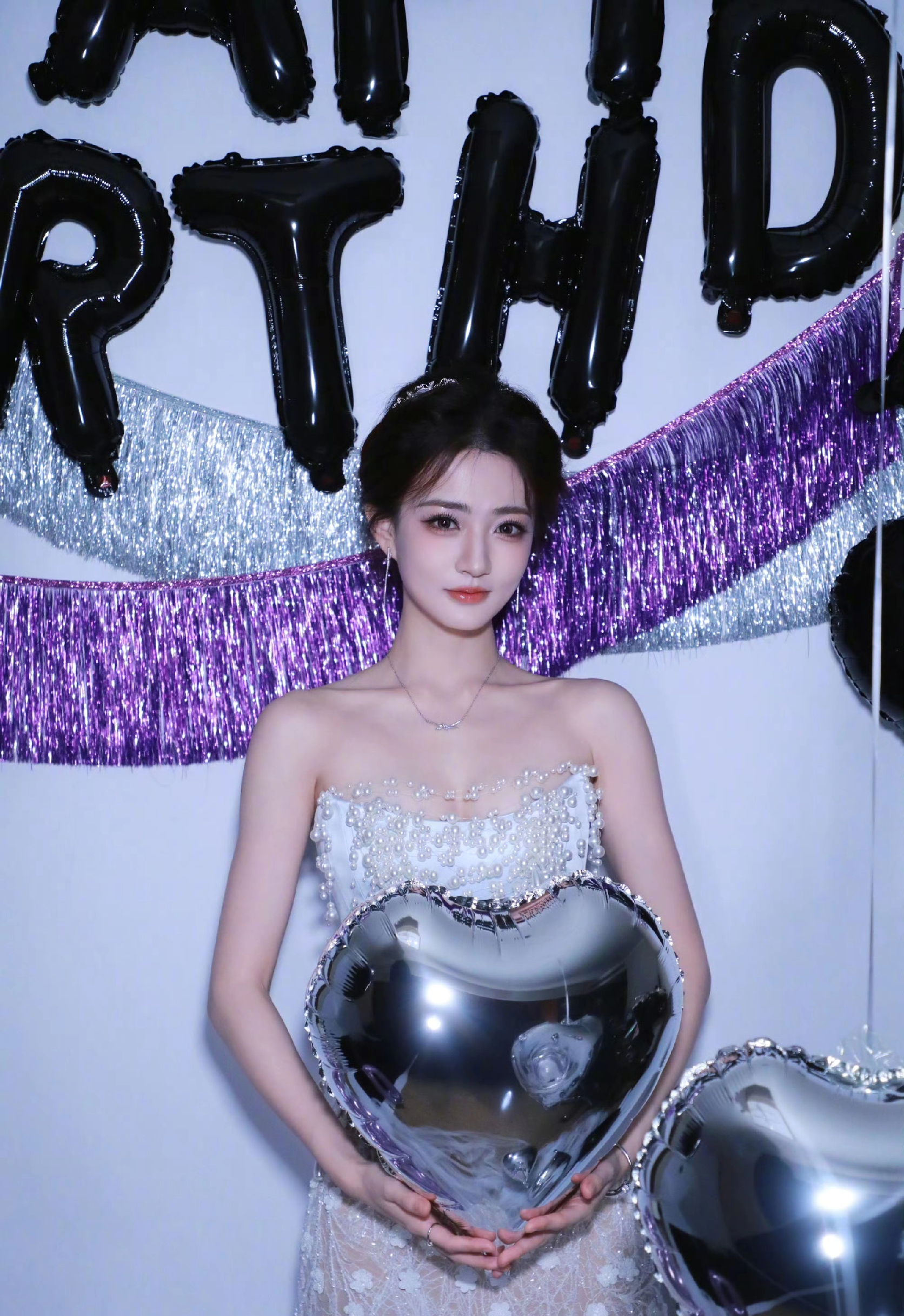 徐璐31岁生日营业照，一席白色珍珠长裙好美好漂亮，生日快乐呀！
