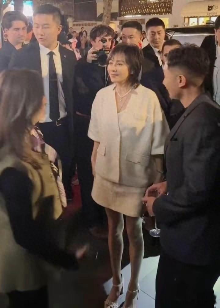 刘嘉玲在上海被偶遇，她59岁了脸还是好圆润，身材也好，像40多岁