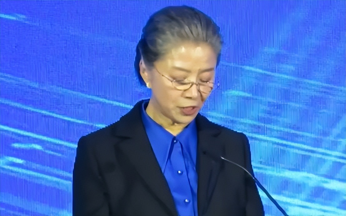 北京这一夜，妖艳四射的杨幂和白鹿，却败给了全裹出镜的65岁迟蓬