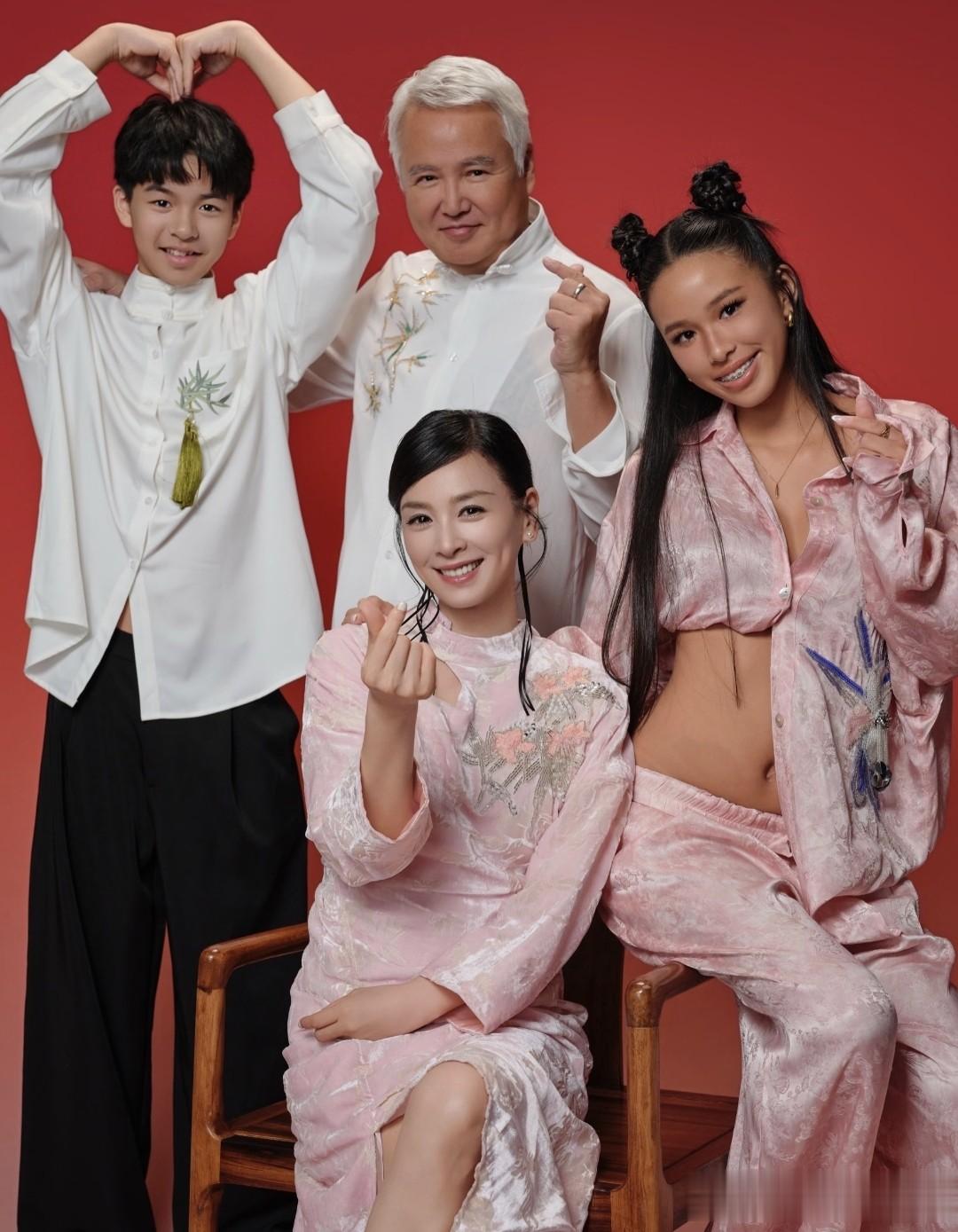 张庭女儿晒照，林希曈与65岁林瑞阳搂腰父女情深，美黑后像混血儿