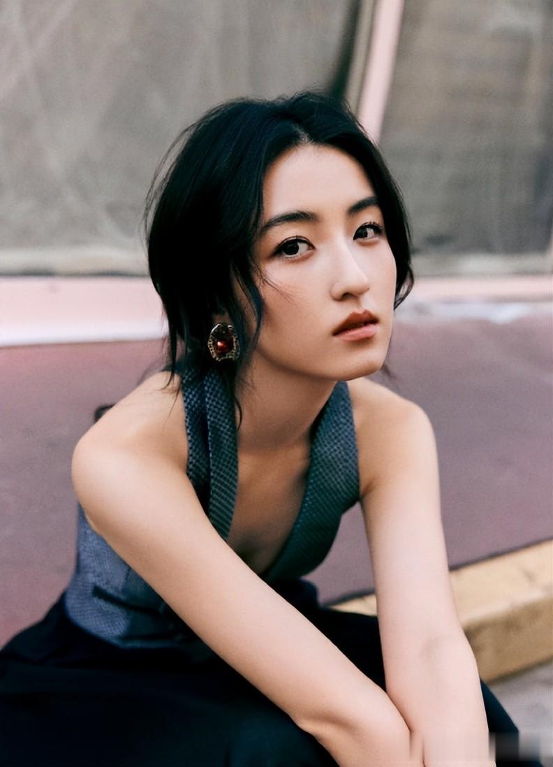 张子枫，笑容甜美气质慵懒迷人