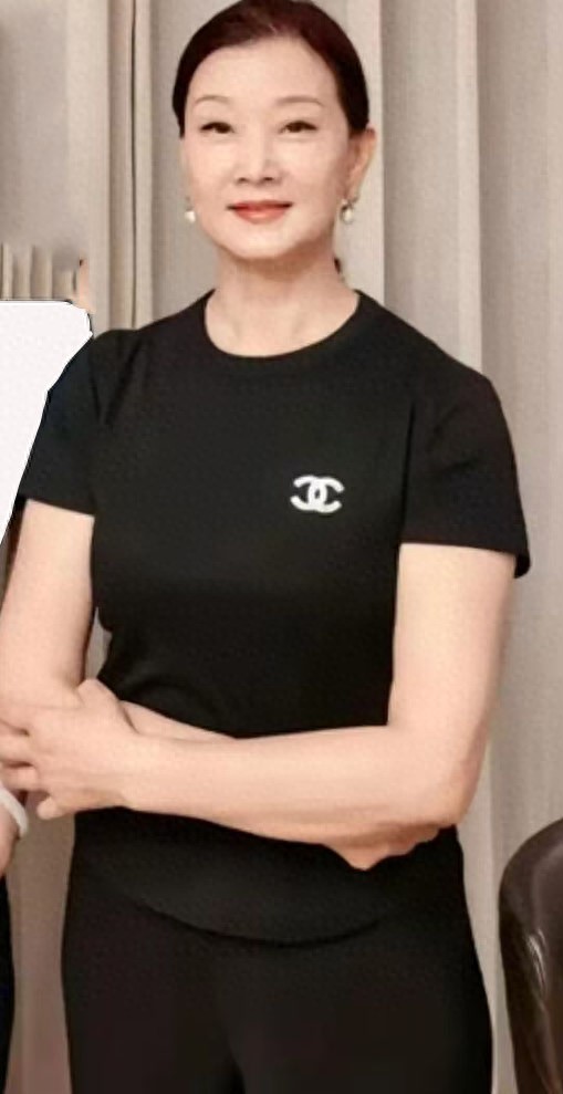 59岁宋祖英近照曝光!身材丰腴!满是贵妇像!其草书竟然如此高妙