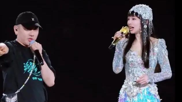 太刚了！张韶涵演唱会亲自拆台：姜成皓，你不是被我裁员了么？全场笑疯