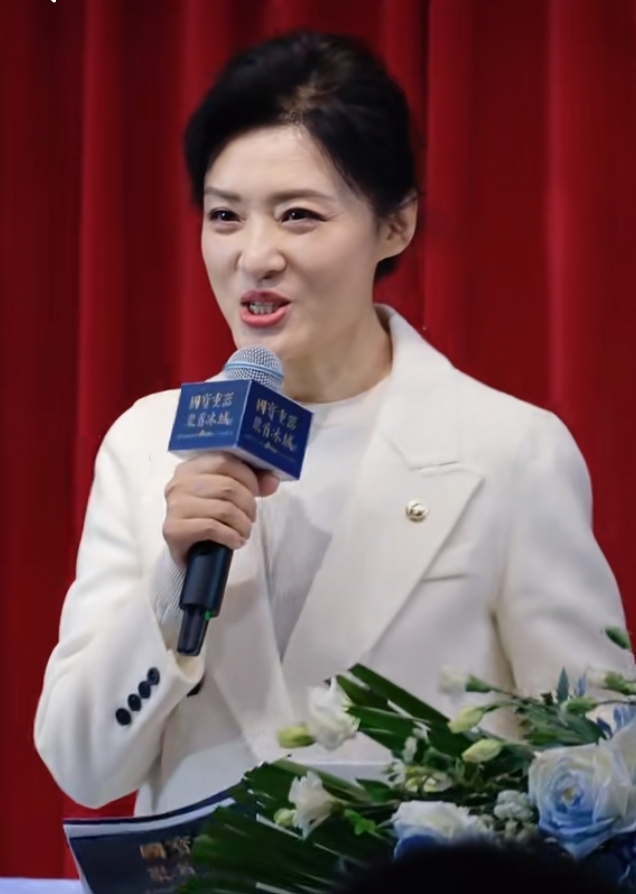 周涛一袭白西装主持国宝特展，优雅端庄尽显独特气场