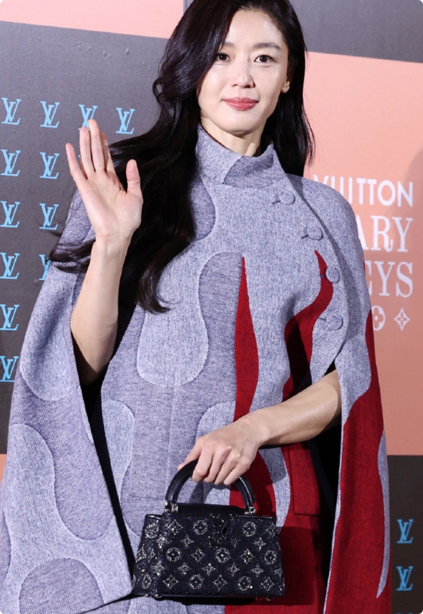 韩国红毯，Lisa若隐若现，全智贤沧桑憔悴，申敏儿满分贵气