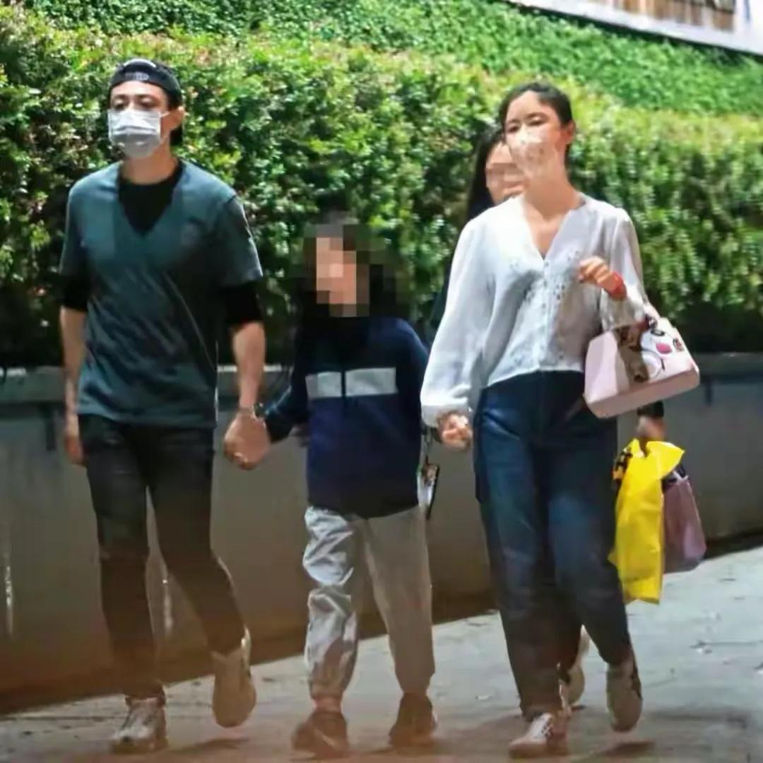 林心如霍建华看演唱会罕见撒狗粮,当众亲吻好甜蜜,尽显恩爱幸福