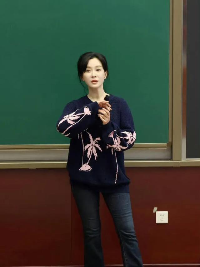 48岁陈数中戏授课!示范戏曲动作被赞教科书级别,这才是顶级优雅