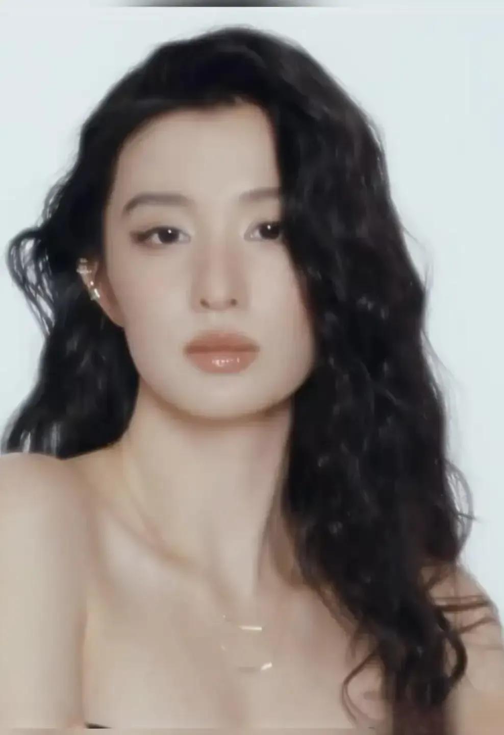 王楚然 Wonderland 八月刊封面,卷发红唇配黑裙,诠释独特时尚