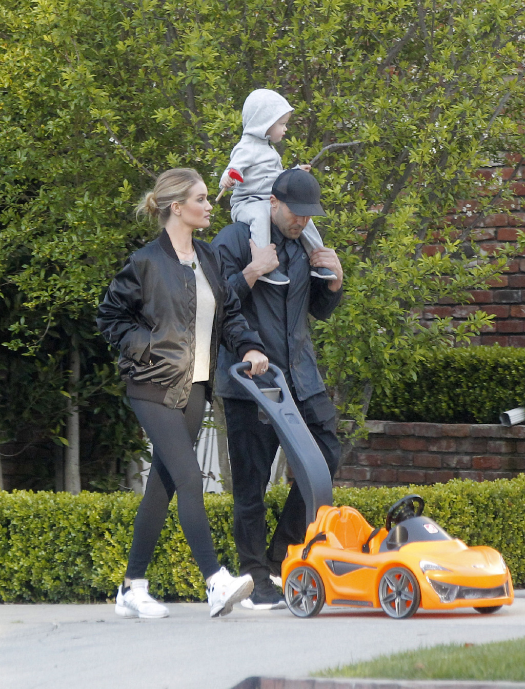 57岁杰森·斯坦森:与小20岁超模女友恋爱15年生俩娃,迟迟不结婚