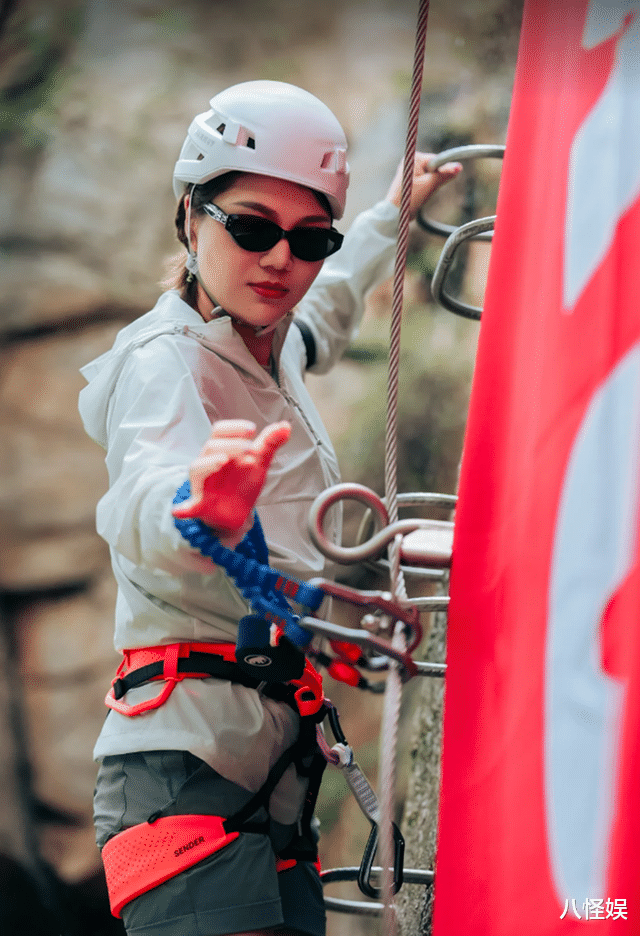 杨天真纽约被偶遇，脖前倾严重还有双下巴，与本人发的照片差别大