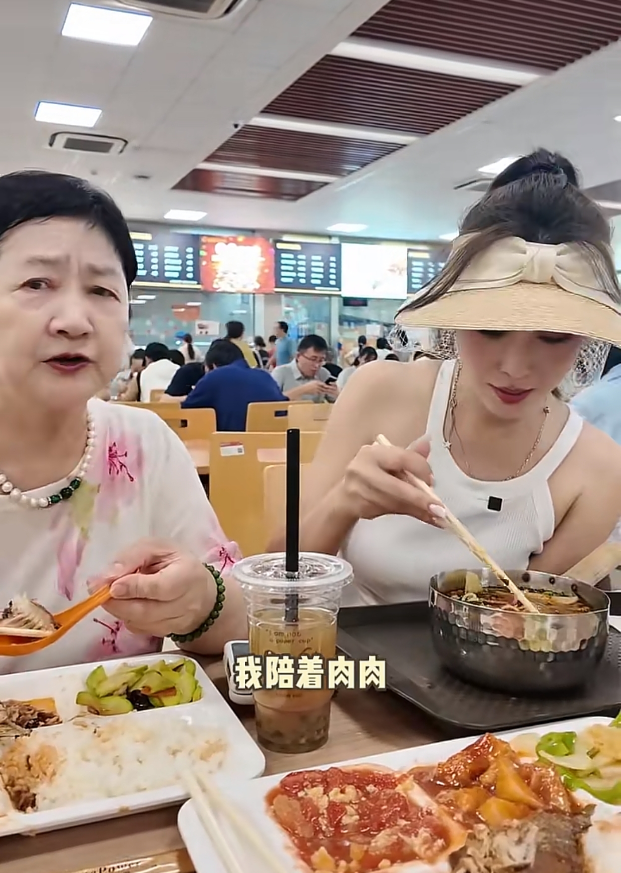 严屹宽75岁母亲入读上海交通大学，带杜若溪吃食堂，荤菜只要3元