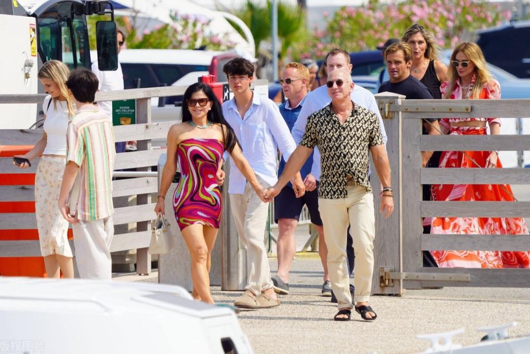 贝佐斯游艇上度假，穿白色短袖清新减龄，还邀请了劳伦桑切斯前任