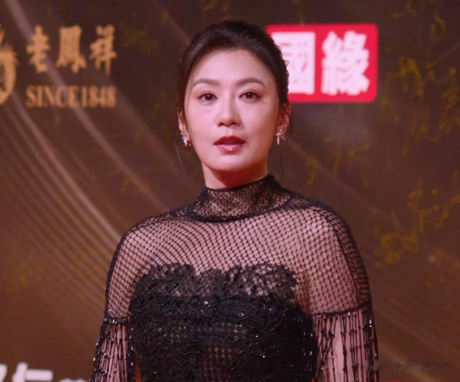 国剧盛典红毯星光黯淡，全靠中年女星撑场，生图显出她们真实状态