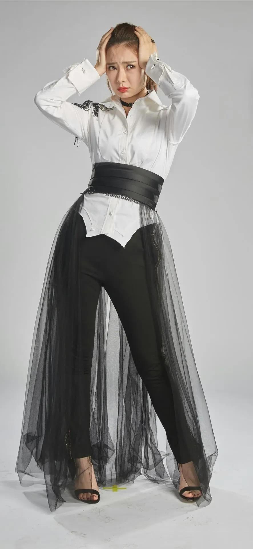 明星高清写真鉴赏｜戚薇，谁能拒绝白衬衫黑纱裙裤的混搭魅力？