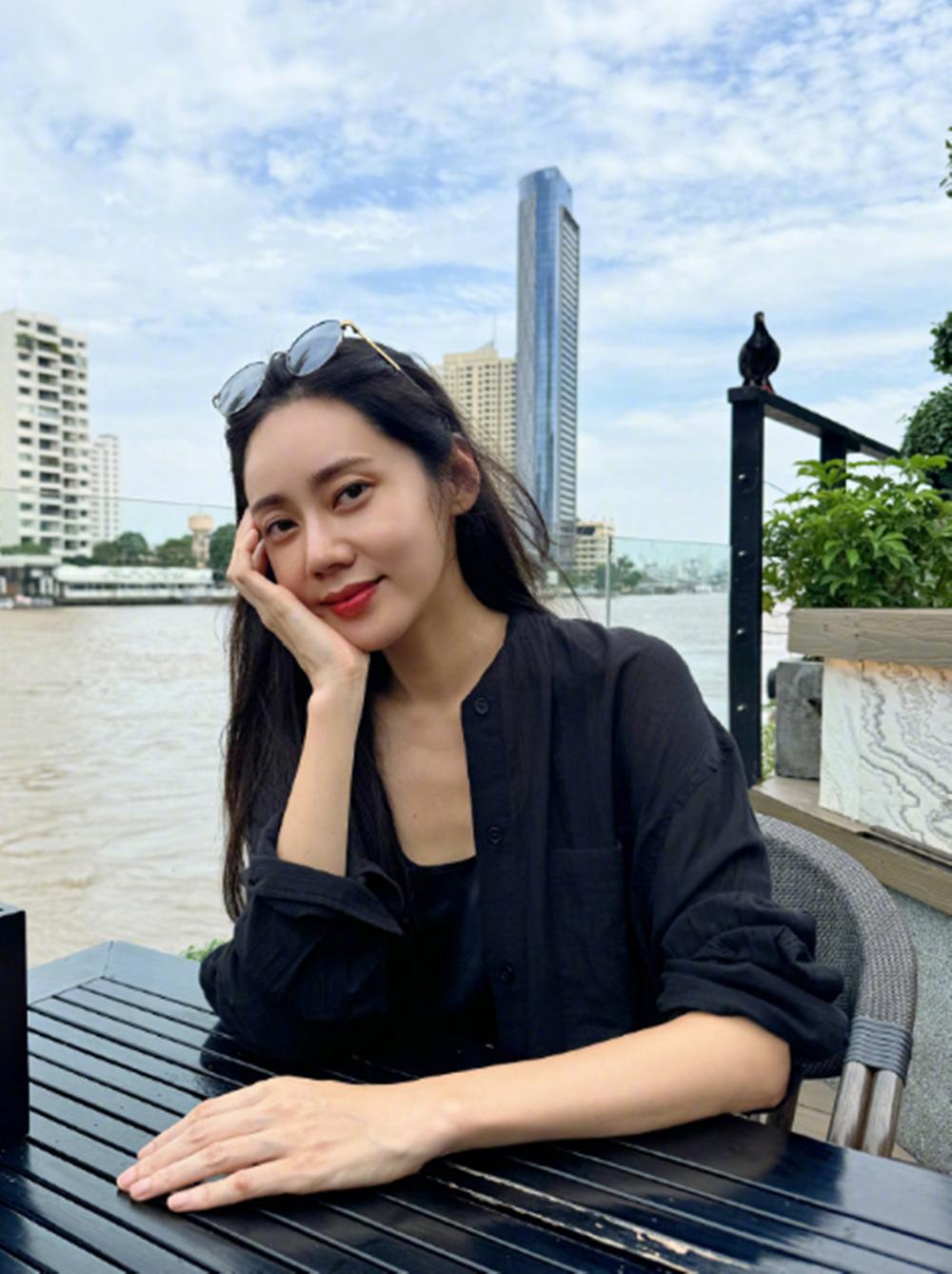 秋瓷炫什刹海被偶遇，素颜坐人群中美得扎眼，本人好瘦排骨胸抢镜