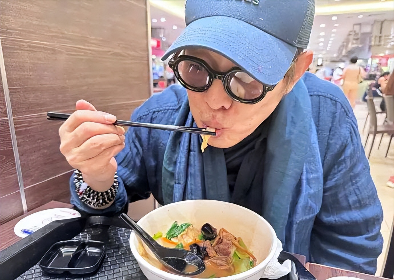 网红质疑李连杰身体状况:手术后满血复活,吃的什么神丹妙药?