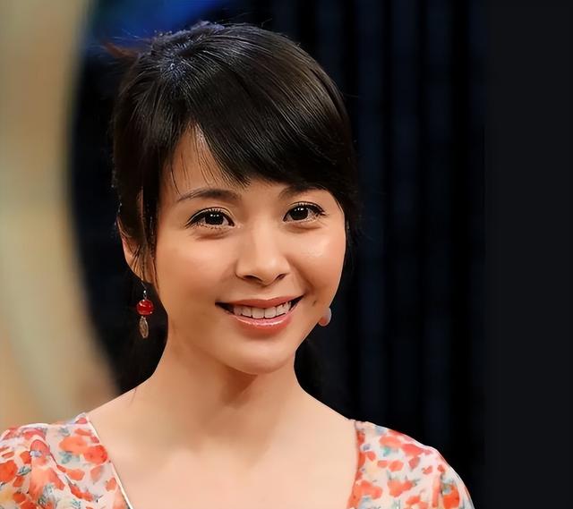 她19岁爱上“老渣男”，相爱7年被抛弃，今43岁脸肿僵硬似蔡明！