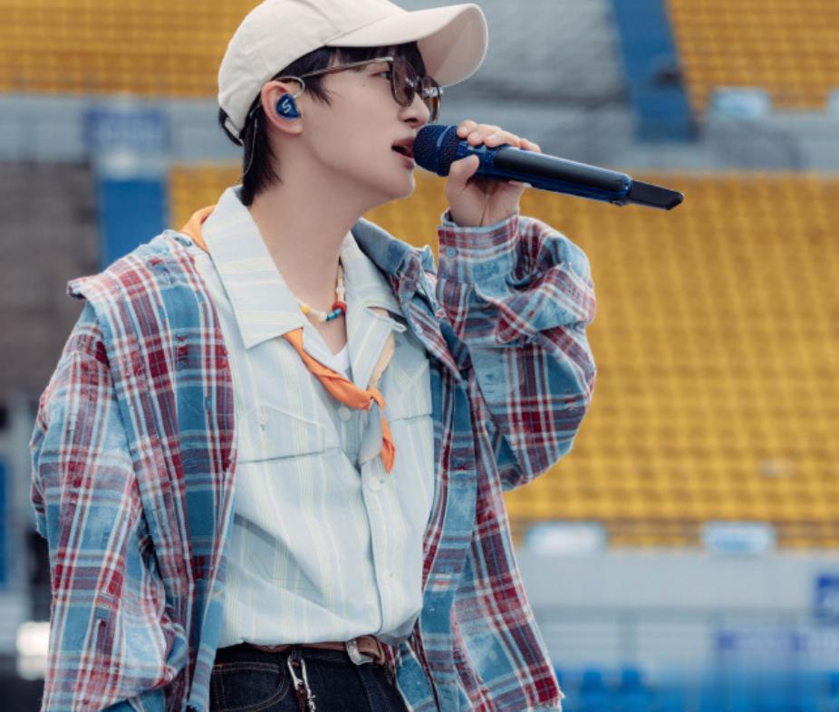 人善被人欺？央媒专访暴露周深真实处境，那英的话总算有人信了