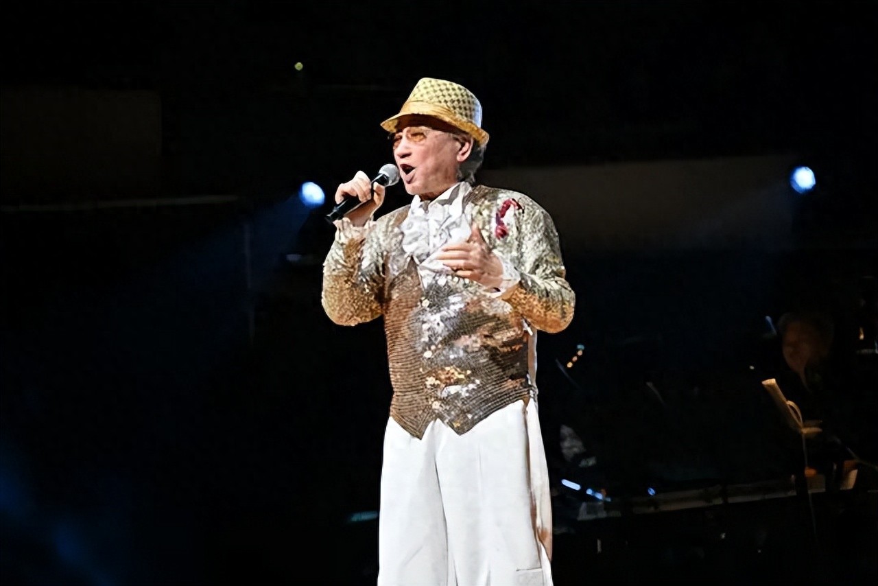 84岁TVB喜剧元老台上台下反差大！下楼梯双脚发软需人搀扶