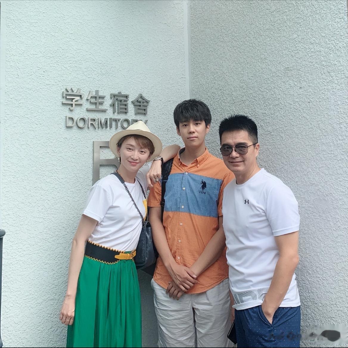 难怪何晴葬礼也没出现，前男友和前夫新动态曝光，都不是省油的灯