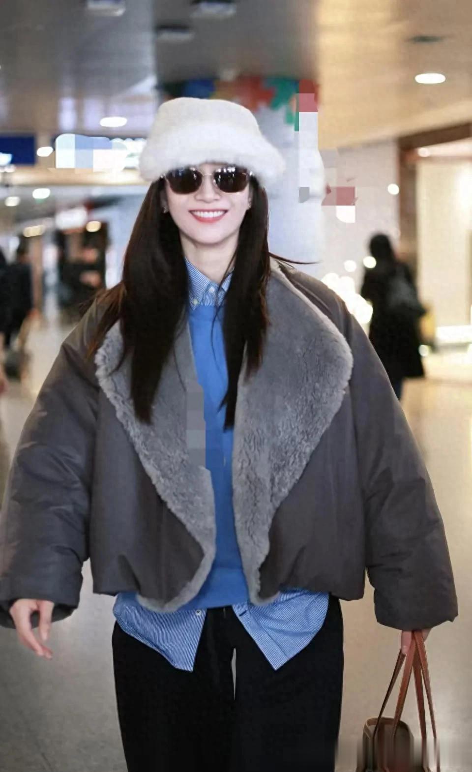 江疏影会穿是数一数二的!皮毛外套+蓝色毛衣+直筒裤,时髦又高级