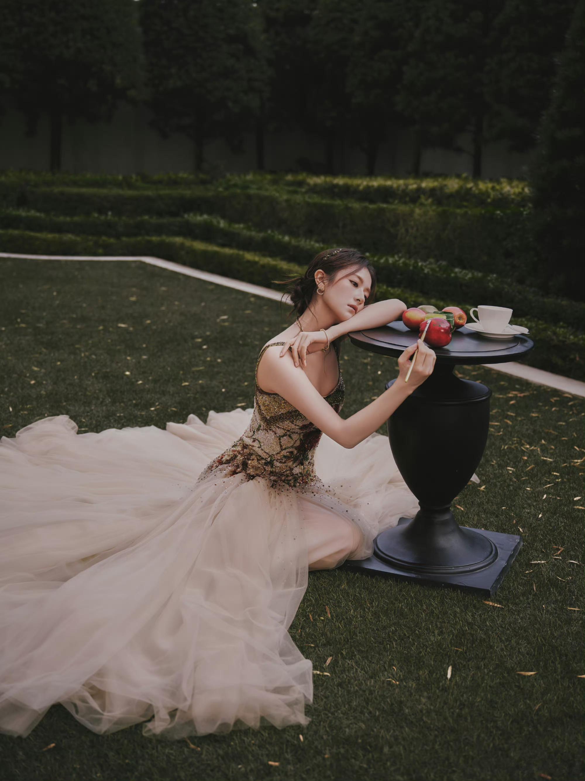 李兰迪尖叫夜两套造型 红玫瑰刺绣裙妩媚多姿 蕾丝深V裙又纯又欲