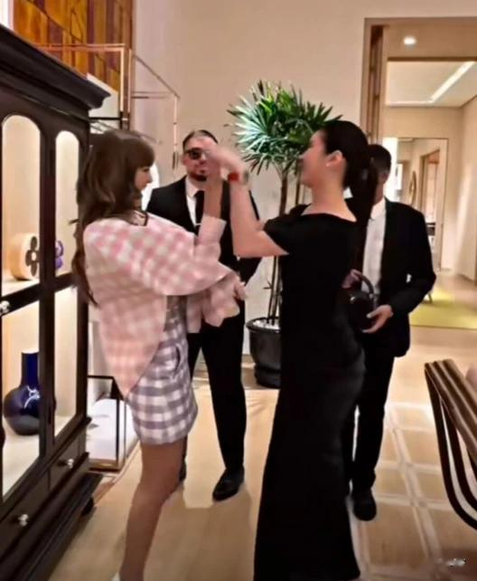 Lisa因模仿名媛惹争议，故意挑眉和撇嘴，塑造刻板印象式名媛形象