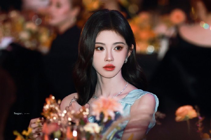 鞠婧祎全球首戴高定项链惊艳亮相！美貌暴击，优雅与萌态并存