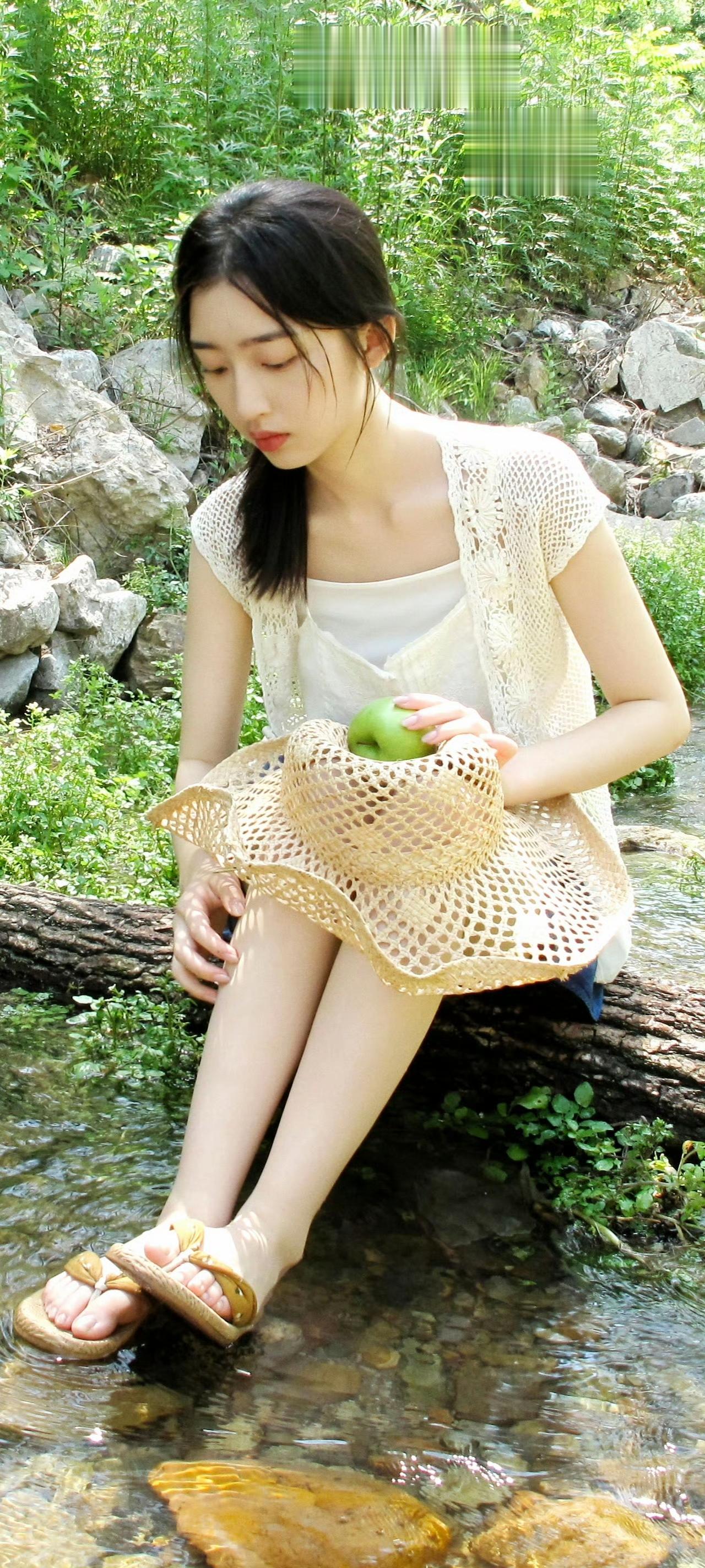 邓恩熙 溪中戏水