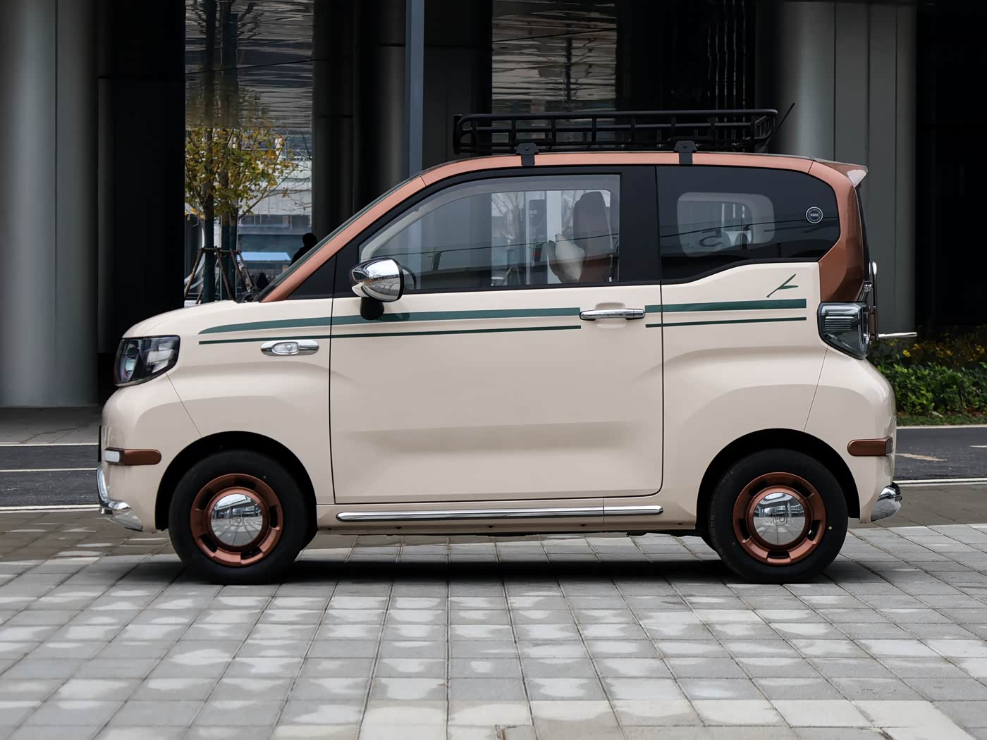 奇瑞QQ冰淇淋复古版实拍！新增木纹饰板+车顶行李架，配镜面轮毂