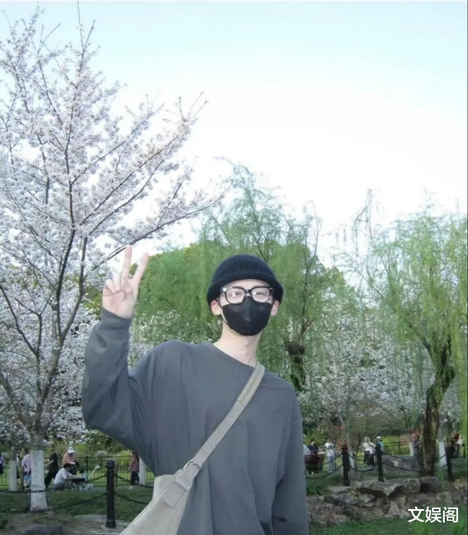 白敬亭宋轶都去看了樱花，一个包裹严实一个精心化妆，评论区炸锅