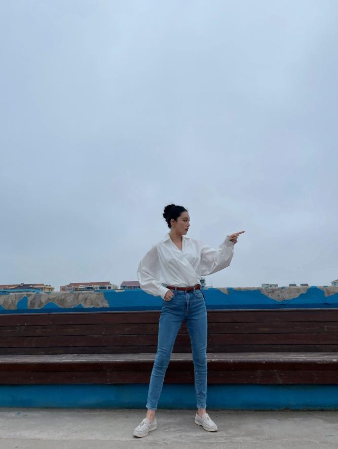 38岁张馨予太丰满了,穿衬衫都兜不住,我感慨军人老公果然会选人